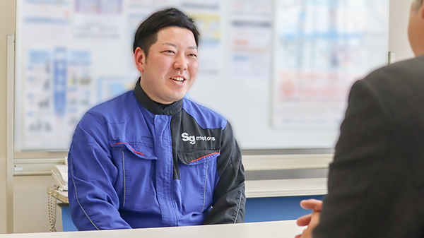 笑顔で上司と面談しているMさん