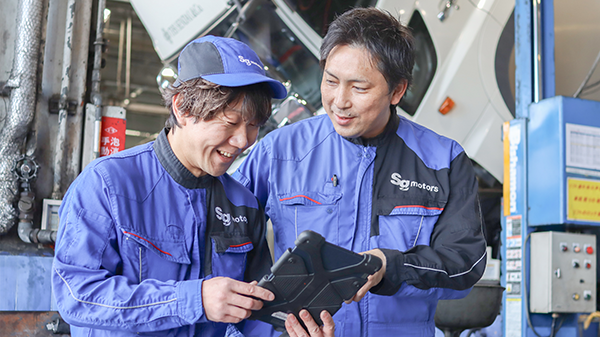 先輩社員にフォローしてもらっているFさん