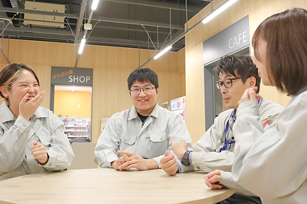 現場担当者がスタッフと会話している様子