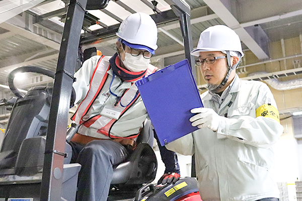 先輩スタッフと1日の仕事の流れを確認している様子