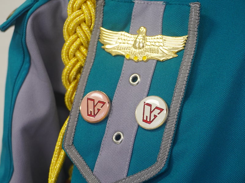 資格バッジがついたコトナの制服