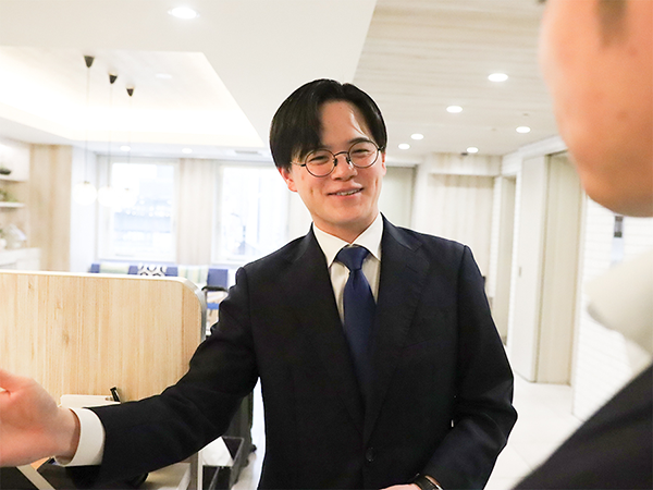 ホテルのフロントスタッフがチェックイン・チェックアウト業務の様子