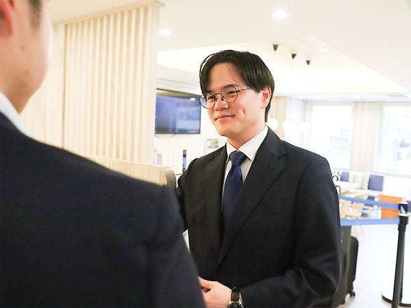 ホテルのフロントスタッフが接客をする様子