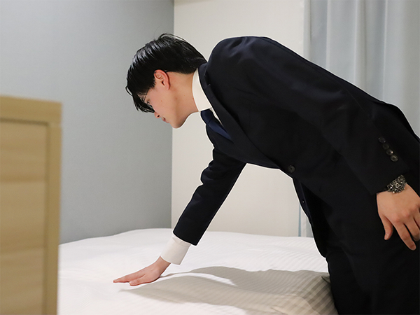 ホテルのフロントスタッフが客室の点検をする様子