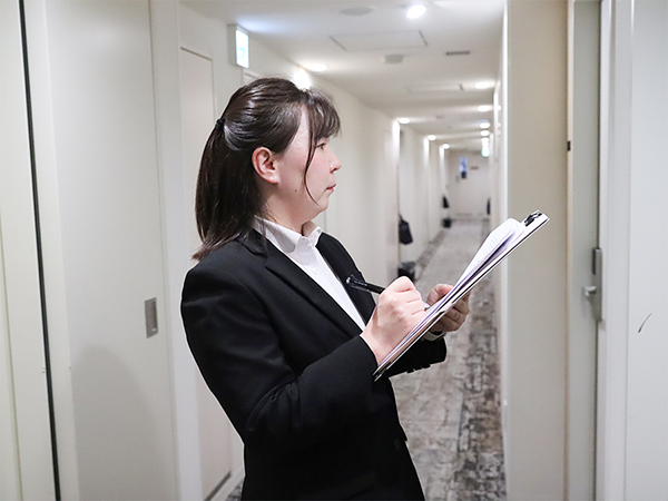 ホテルのフロントスタッフがホテルの巡回をする様子