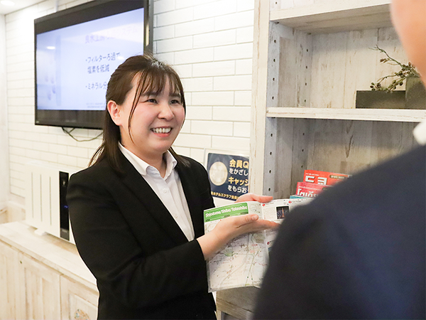 Yさんがお客様対応を行う様子