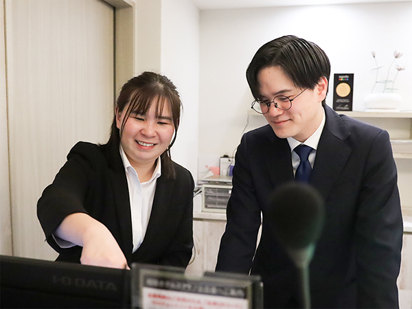 スタッフ同士で協力し合いながら業務に取り組む様子