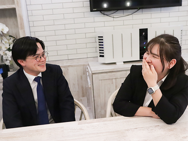 楽しそうにホテルのフロントあるあるを話すTさんとYさん