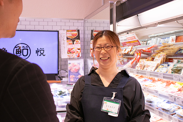 ピークの時間帯でも焦らずに働けることがわかる写真