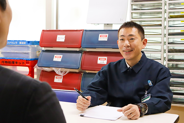 和やかな雰囲気で面接が進む様子の写真