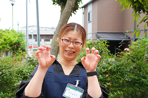 髪色・ネイルを楽しみながら働くEさんの写真