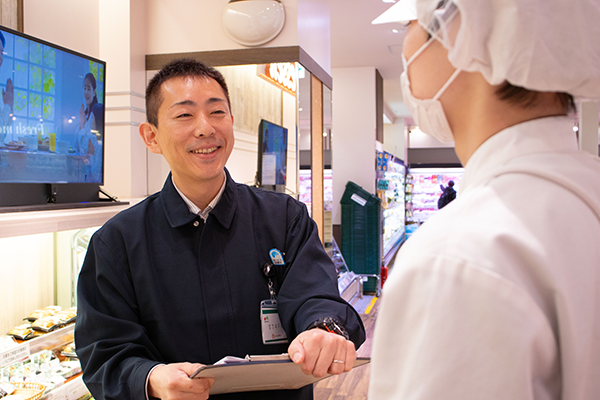 マンツーマンで研修を行っている様子の写真