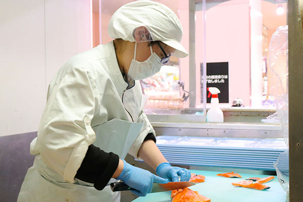 【鮮魚部門】お仕事中の写真