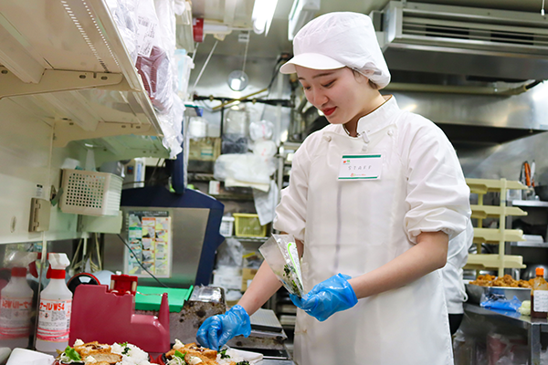 【惣菜部門】お仕事中の写真