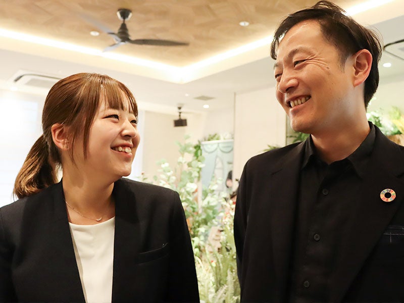 談笑する社員Kさんと支配人Yさん