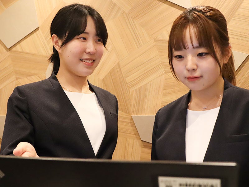 先輩からレクチャーを受ける社員Kさん