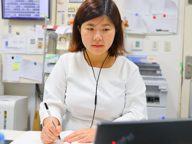 オンライン研修を受ける社員Hさん