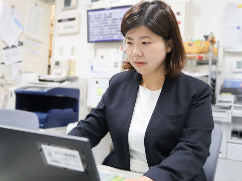 事務作業をする社員Hさん