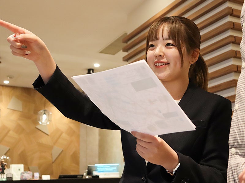接客をする社員Kさん