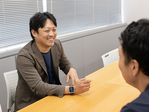 吉野家の奨学金制度についてにこやかな表情で話す人事Aさん